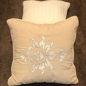 2 Accent pillows